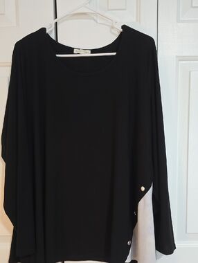 Relaxed Black Long-Sleeve Tunic with Button Accent